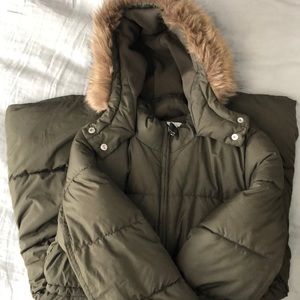 Cozy winter maternity coat w hood